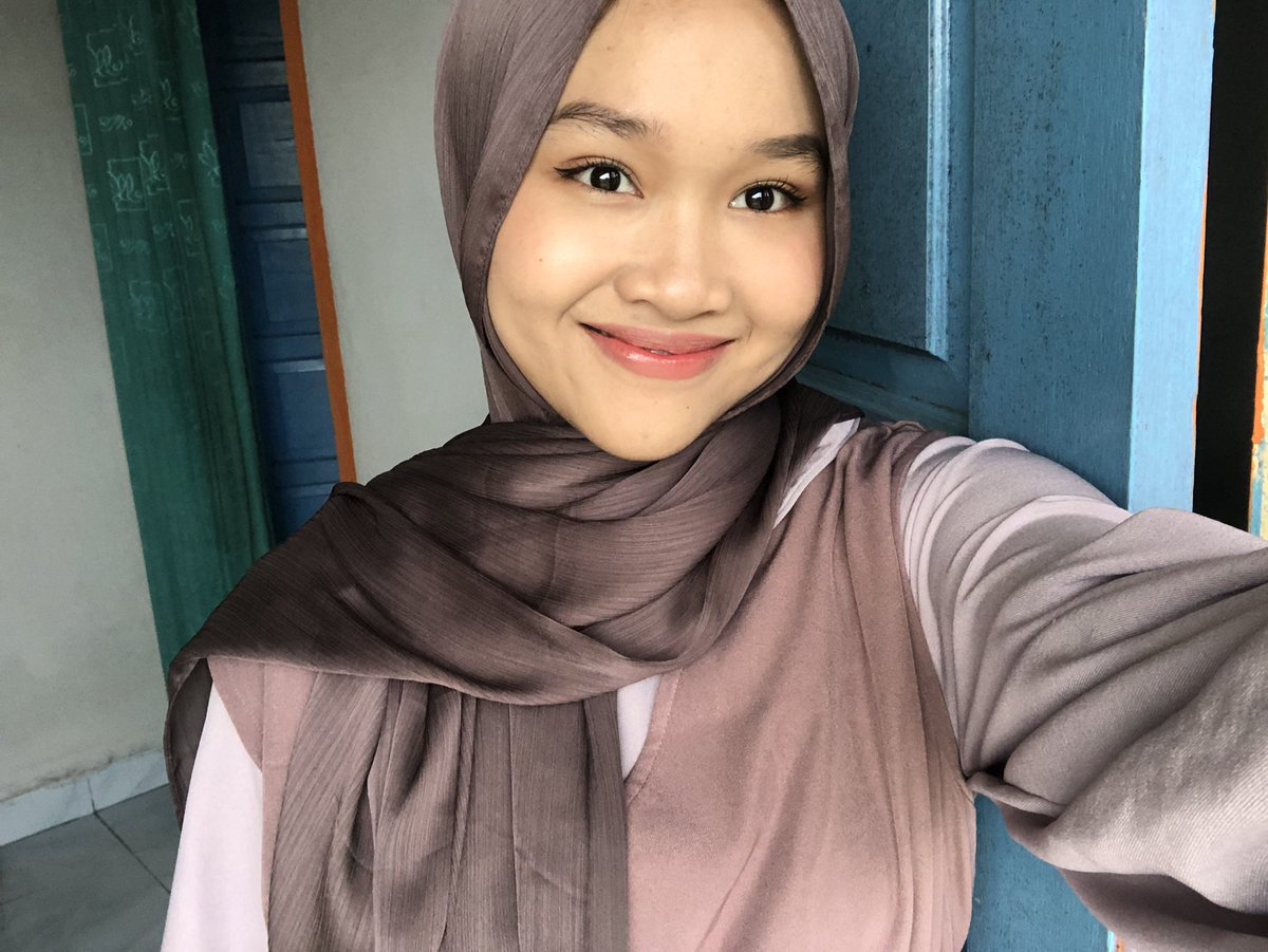 arstbside's tweet photo. 1. Pashmina silk—♡
♡ bahannya jatuh banget
♡ warnanya banyak
♡ super cakep dan keliatan mewah
♡ gampang dibentuk
♡ adem dan gabikin gerah 
https://t.co/kYxl4QgIhF
https://t.co/SeUZB7SMbY https://t.co/KtEqAyojTb