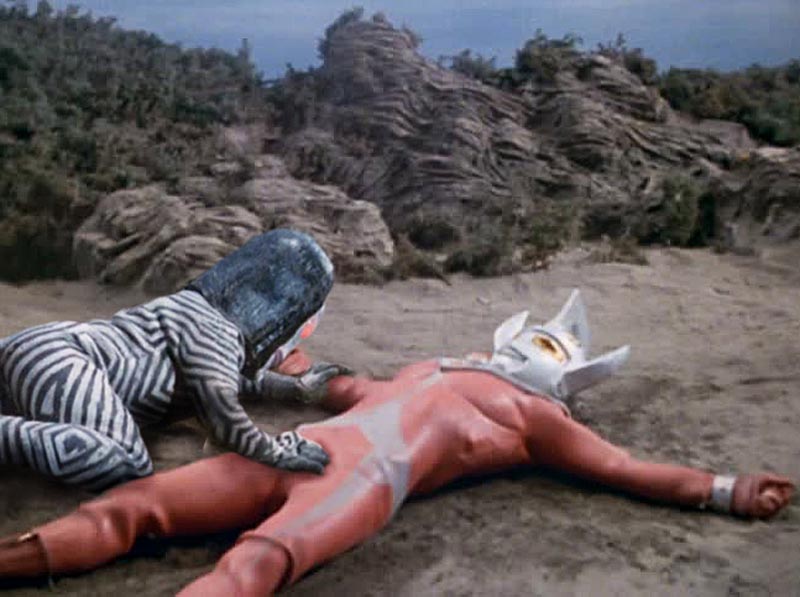 ダダに襲われるタロウ。