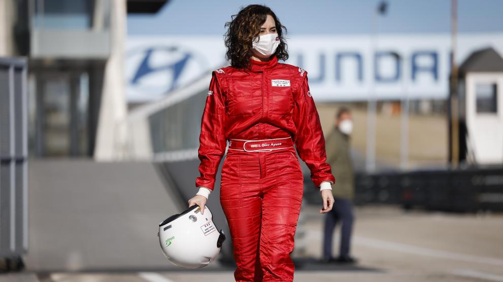 FormulaDirecta's tweet photo. 💥 Isabel Díaz Ayuso, presidenta de la Comunidad de Madrid: "Estoy convencida de que la Fórmula 1 llegará a Madrid la próxima legislatura".

👉 "Yo estoy convencida, pero todavía hay que cerrar negociaciones y hay que esperar. Pero, desde luego, soy tremendamente positiva".

👉 "Sería un circuito urbano que se monta y se desmonta. No sería en Jarama, sino en el entorno de Valdebebas e IFEMA. Utilizaríamos las mejores infraestructuras que ya tiene IFEMA y lo juntaríamos con la milla de los musicales, con restaurantes, tiendas…

👉 "A ver si viene la Fórmula 1, porque además no sería una vez, sino muchas veces. La F1 mueve muchísimo y además crea una marca internacional de primer orden".

[@voz_populi]

#F1