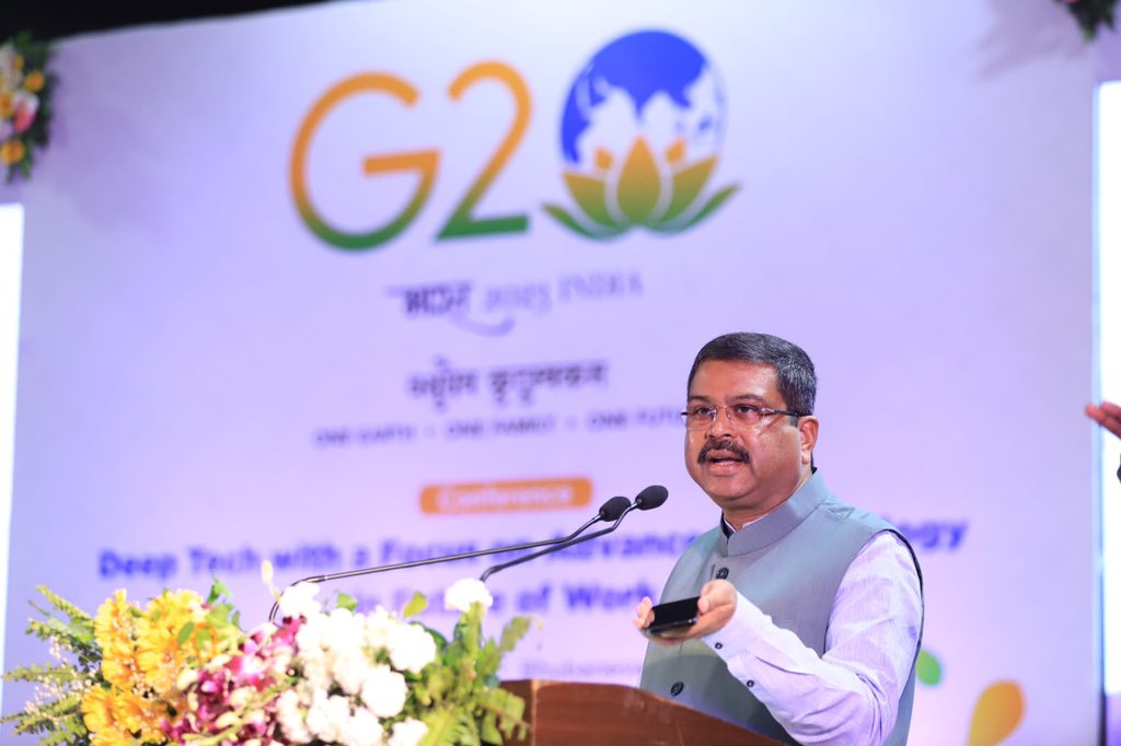 dpradhanbjp's tweet photo. 21st century will be knowledge-based and technology-driven. 

Guided by its civilisational ethos and as a natural hub of talent, captive market &amp; resources, India is going to play a leading role in fulfilling global aspirations of the 21st century. #G20FutureOfWork https://t.co/DqYfKlOLmq