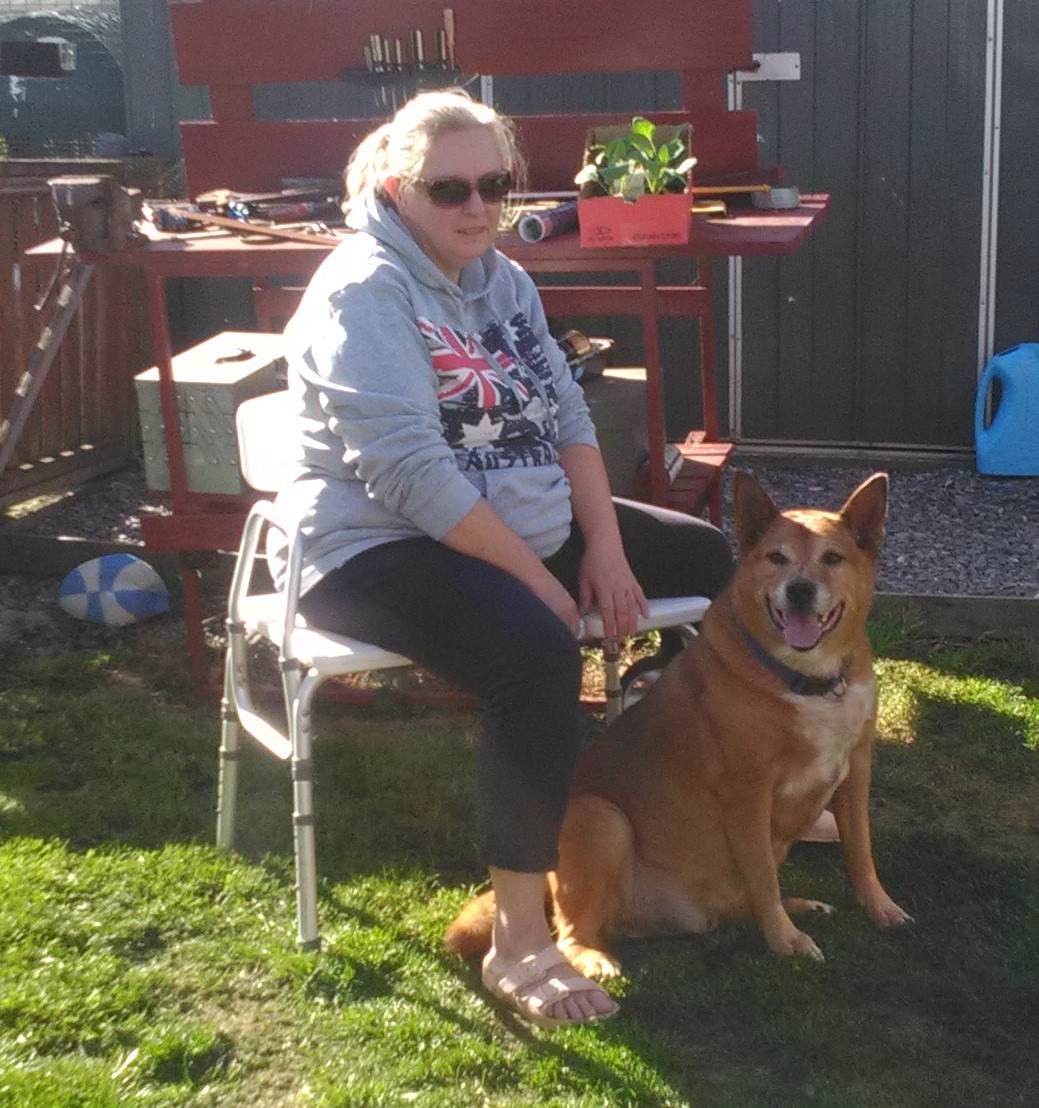 ShelldoHanson's tweet image. poor wife since hurting her right shoulder last week has been trying to use her left arm but its never been 100% since her stroke so hurts now also , do nothing i said at all, here she is with Big Rippa i'll sit with you mum and keep you company #sundaypics