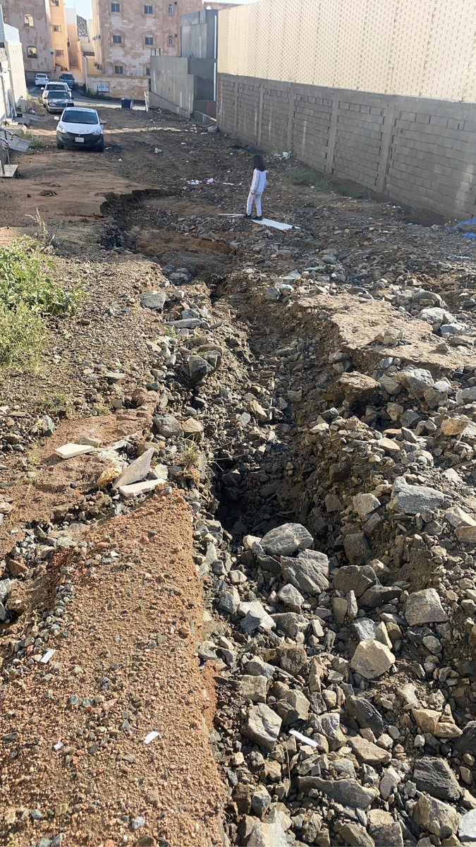 Han99Al's tweet photo. @tc_gov هذا شارع بالوسام ١ لي سنتين اطالب بسفلته الطريق وهذا اثار الامطار اتمنى حل مشكلي والله انه تشوه بصري ومنظر غير حضاري https://t.co/808azb0Kcc