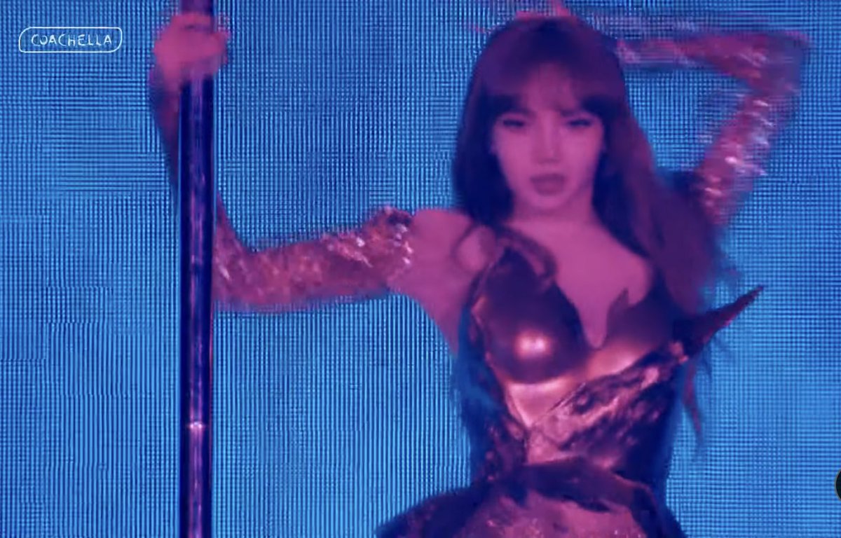 Lisa shines extra in gold ✨ 

BOSSPINK LISA COACHELLA
#LisachellaReturns