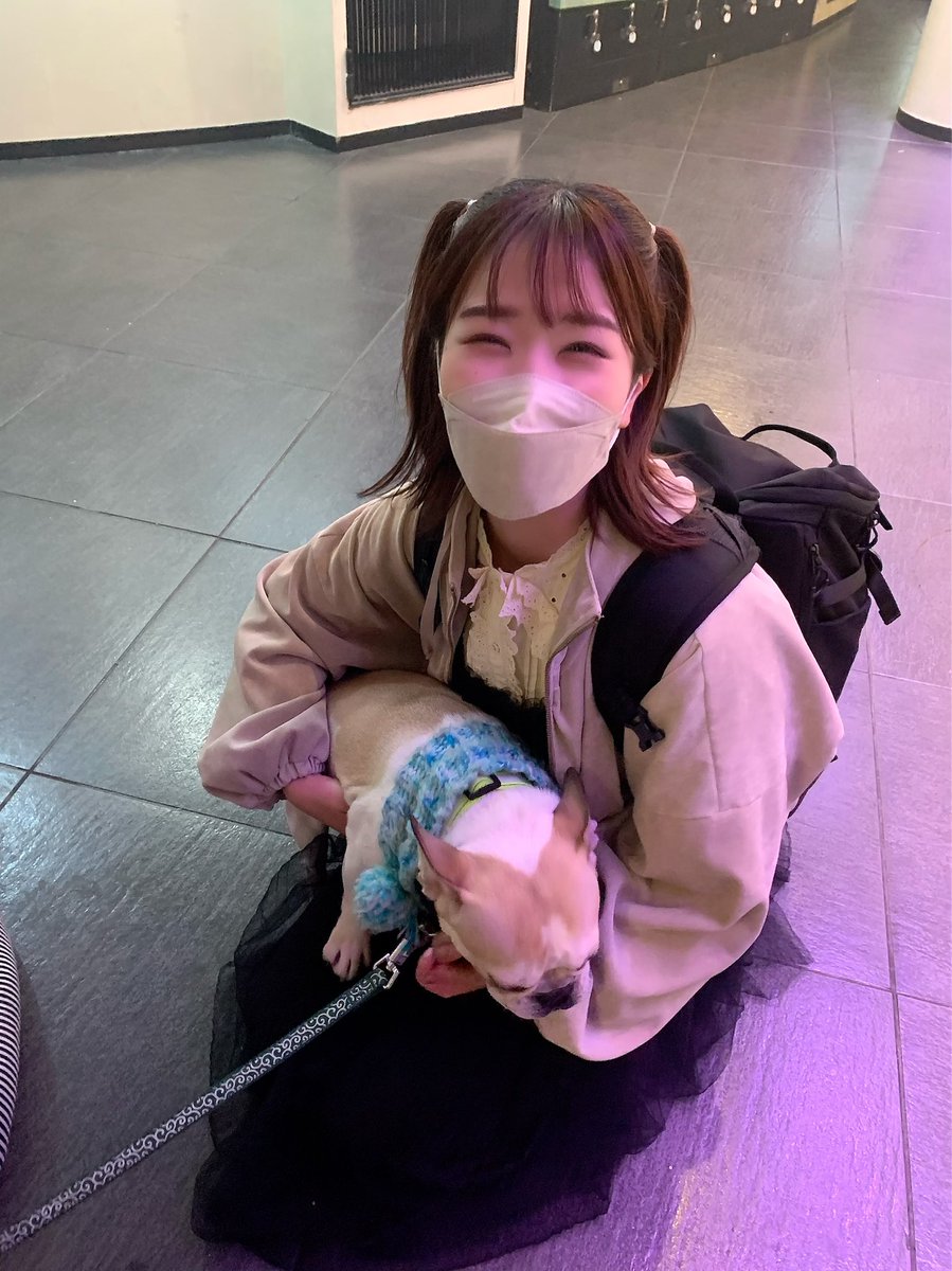 acp_0308's tweet photo. 写メ撮り逃したのでライブハウスにいたわんちゃんと戯れるわたし載せときます🐶🌸 https://t.co/AgZRPtKm5W