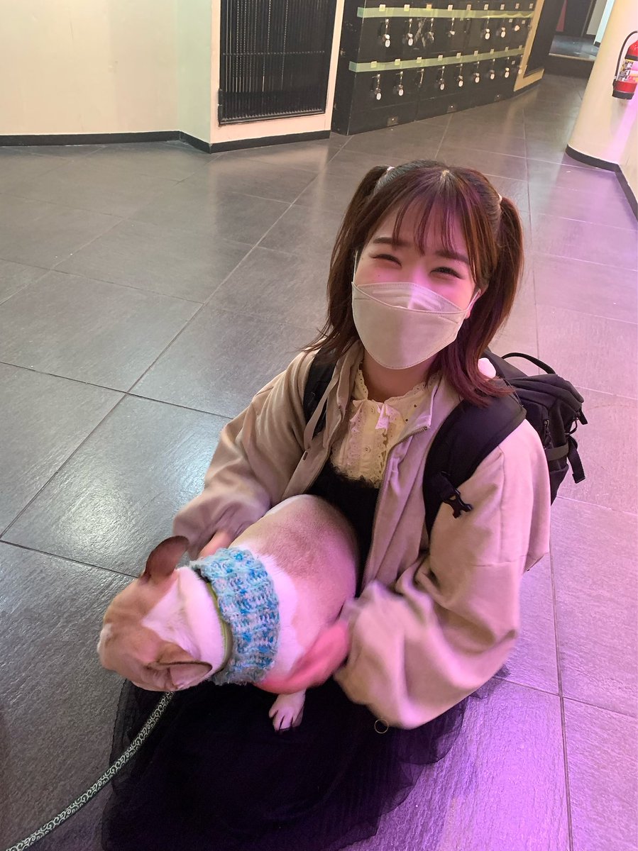 acp_0308's tweet photo. 写メ撮り逃したのでライブハウスにいたわんちゃんと戯れるわたし載せときます🐶🌸 https://t.co/AgZRPtKm5W