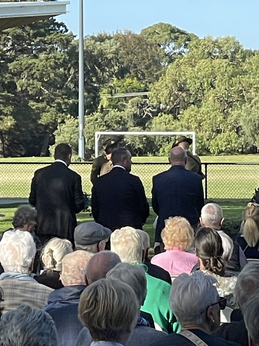 MattyBSmith's tweet photo. The current MP for Goldstein @zdaniel was not in attendance when called up to lay their wreath at Beaumaris Community ANZAC Service so the former member @TimWilsonMP kindly placed it on her behalf.
#auspol #AnzacDay2023 https://t.co/pNCvN7qZvG