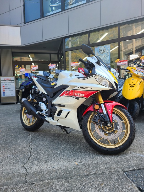YSPfushimi's tweet photo. ご来店ご納車ありがとうございます😃
WGP60TH限定モデル❗️
80年代を知っているとこのカラーリングを見るだけでご飯3杯いけそうです😍
末永くご愛顧ください☝️
HAPPYなBIKELIFEを是非😊
#YAMAHAが美しい
#YZFR25
#WGP60TH
#納車風景 https://t.co/deUlzP5L0b