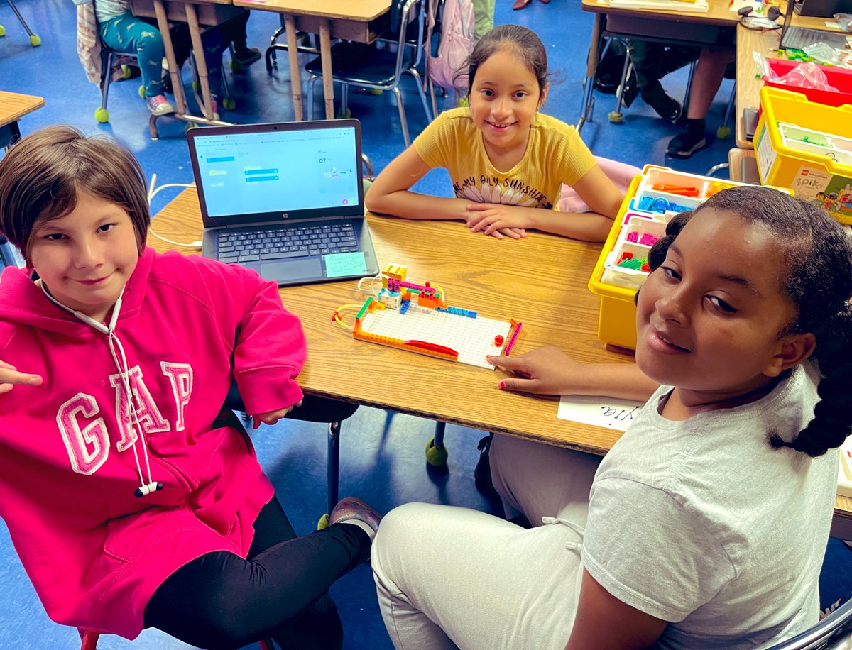 SMMendoza123's tweet photo. This week I was presented with the Key 🔑to the School @MLKJrLAUSD @LASchools @LAschoolsSouth by Principal    #ChanelleThomas I also met #GirlsInTech who are all about #The4Ps #DigCitCommit @scratch @mres @LEGO_Education @ISTEofficial https://t.co/oFlfuU4LzG