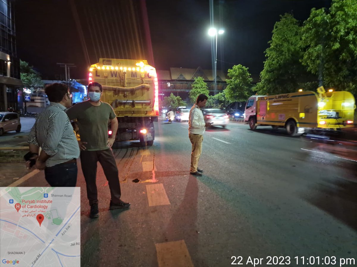 SPAL_1139's tweet photo. ایل ڈبلیو ایم سی کا ڈے اینڈ نائٹ صفائی آپریشن جاری
ڈپٹی سی ای او محمد اورنگزیب نائٹ ٹیم کے ہمراہ آپریشنل ورکنگ کا جائزہ لے رہے ہیں۔
#EID2023
#KeepLahoreClean
#GoodWorkLWMC
#Eid2023withLWMC
@DCLahore @commissionerlhr @ibrahimhmurad @CS_Punjab @lgcddpunjab https://t.co/p9OgcEexOR