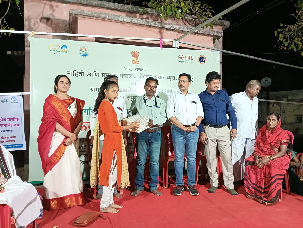 CBCSolapur's tweet photo. जिल्हा परिषद शाळेतील विद्यार्थ्यांसाठी #जागतिक_वसुंधरा_दिन निमित्त रांगोळी स्पर्धा घेण्यात आली होती. यावेळी विजेत्यांना पारितोषिके देण्यात आले.
#Waterconservation
#EarthDay
#rangoli
#Compitetion
#Prize https://t.co/ncJ49hwdOI
