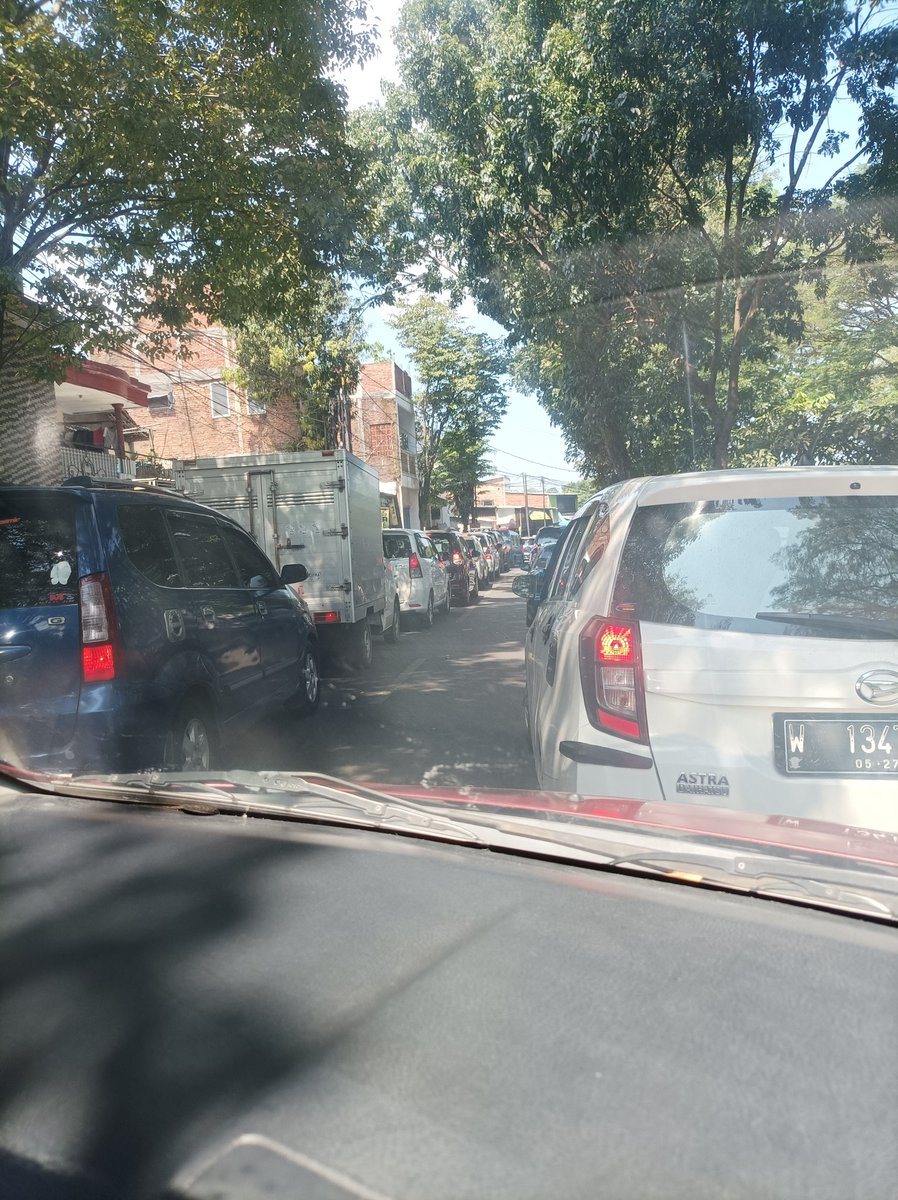 Mr_Zamy's tweet photo. @conie_____ @Lia_yakusa @infomalang @cityguide911fm @yusufgunawan Plat luar kota semua, mulai exit tol madyopuro, pimgin berlibur ke kayutangan palingan orang2 iki https://t.co/zGk21SakRm