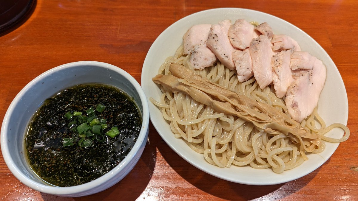 埼玉県久喜市　中華そば　輝羅
磯塩つけ麺　中盛　鶏チャーシュー
本日の昼。サッパリと食べれて、あと引くつけ汁は本当に秀逸。
ごちそうさまでした!