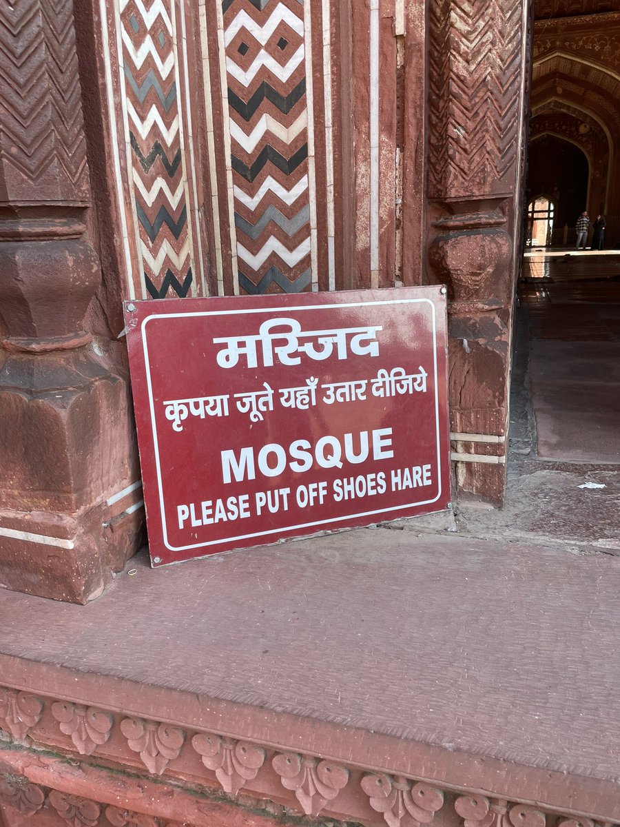 thatabhijit's tweet photo. Signboard in #Tajmahal #English #wrongenglish #spellingmistake #Prayagraj #Agra https://t.co/wRWK5eJhkG