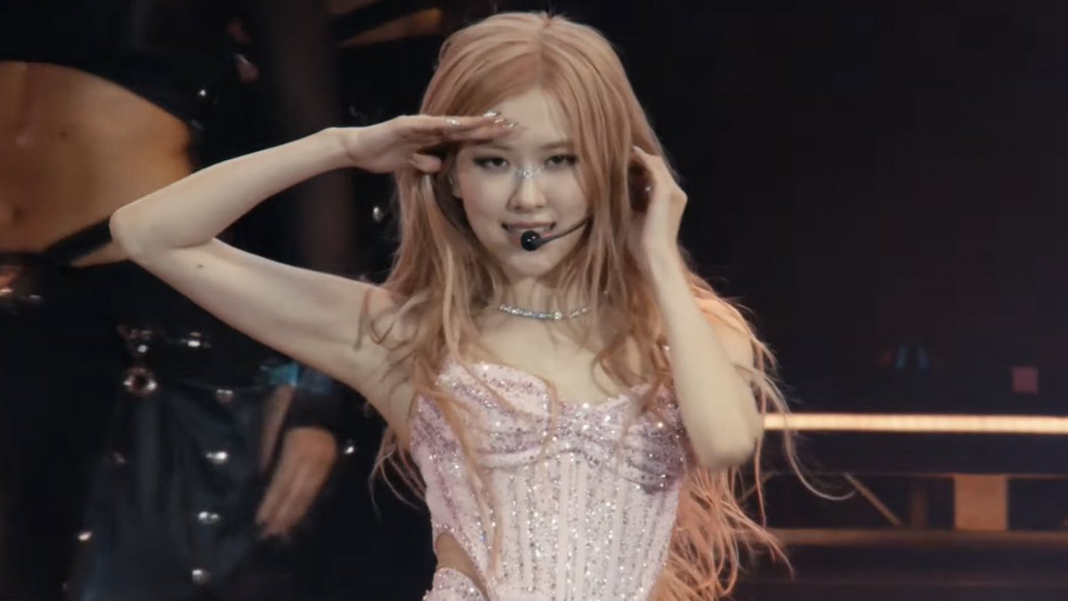 roseyarchive's tweet photo. ROSÉ’S FITS https://t.co/n4Fm3tpByK