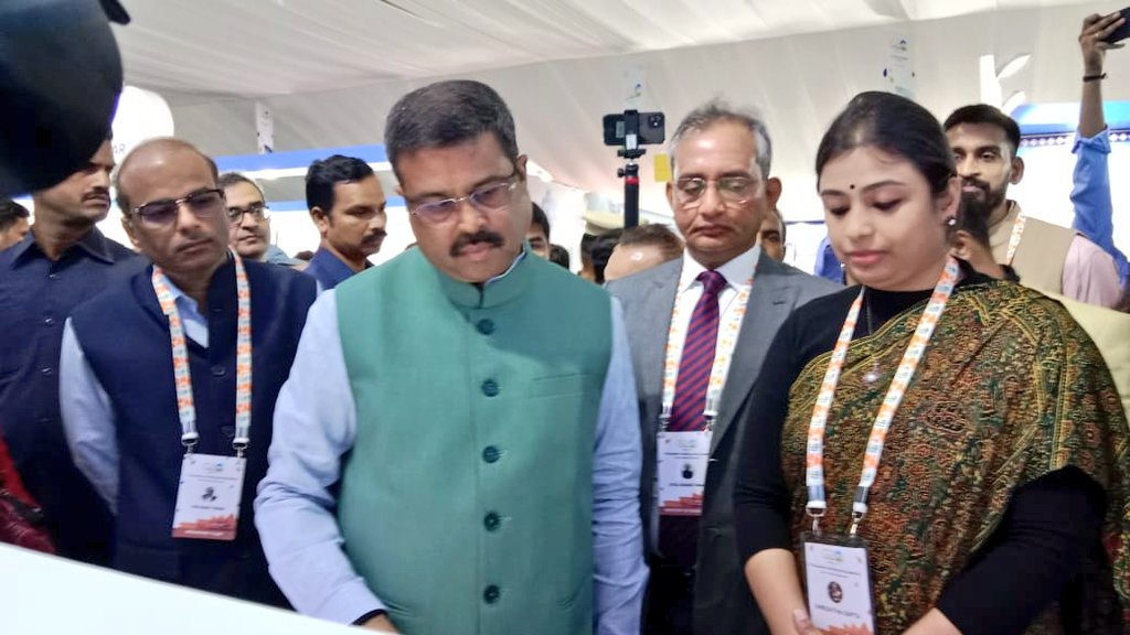 MSDESkillIndia's tweet photo. The Future of Work Exhibition is officially open! 

Shri Dharmendra Pradhan, Minister of @MSDESkillIndia &amp; @EduMinOfIndia inaugurated the exhibition with great enthusiasm and positivity.

Come join us &amp; explore the latest technologies and innovative solutions. 

#G20FutureOfWork https://t.co/HWSxo7wMiO