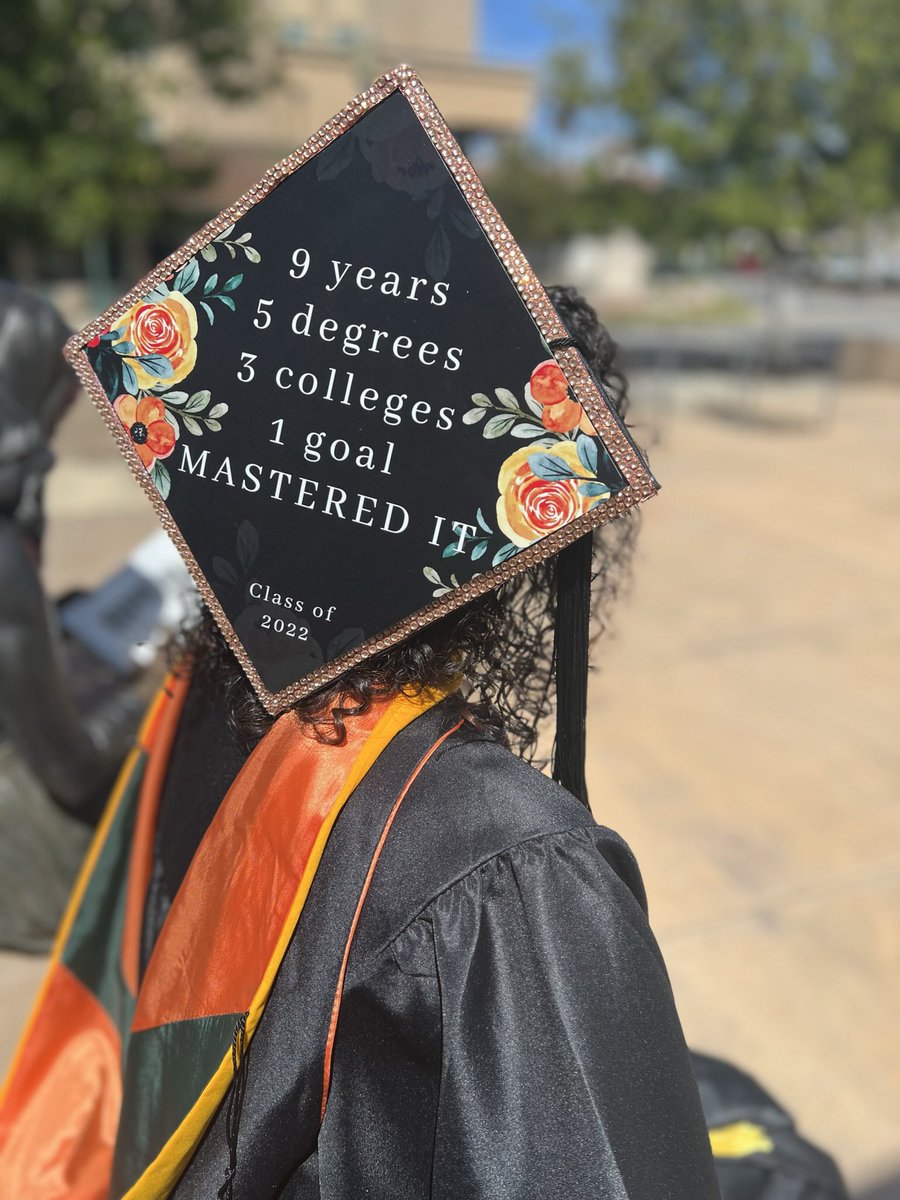 Its_RachelAnne_'s tweet photo. Took my grad photos today 🎓🤘🏻 https://t.co/8xOtjyIzYN