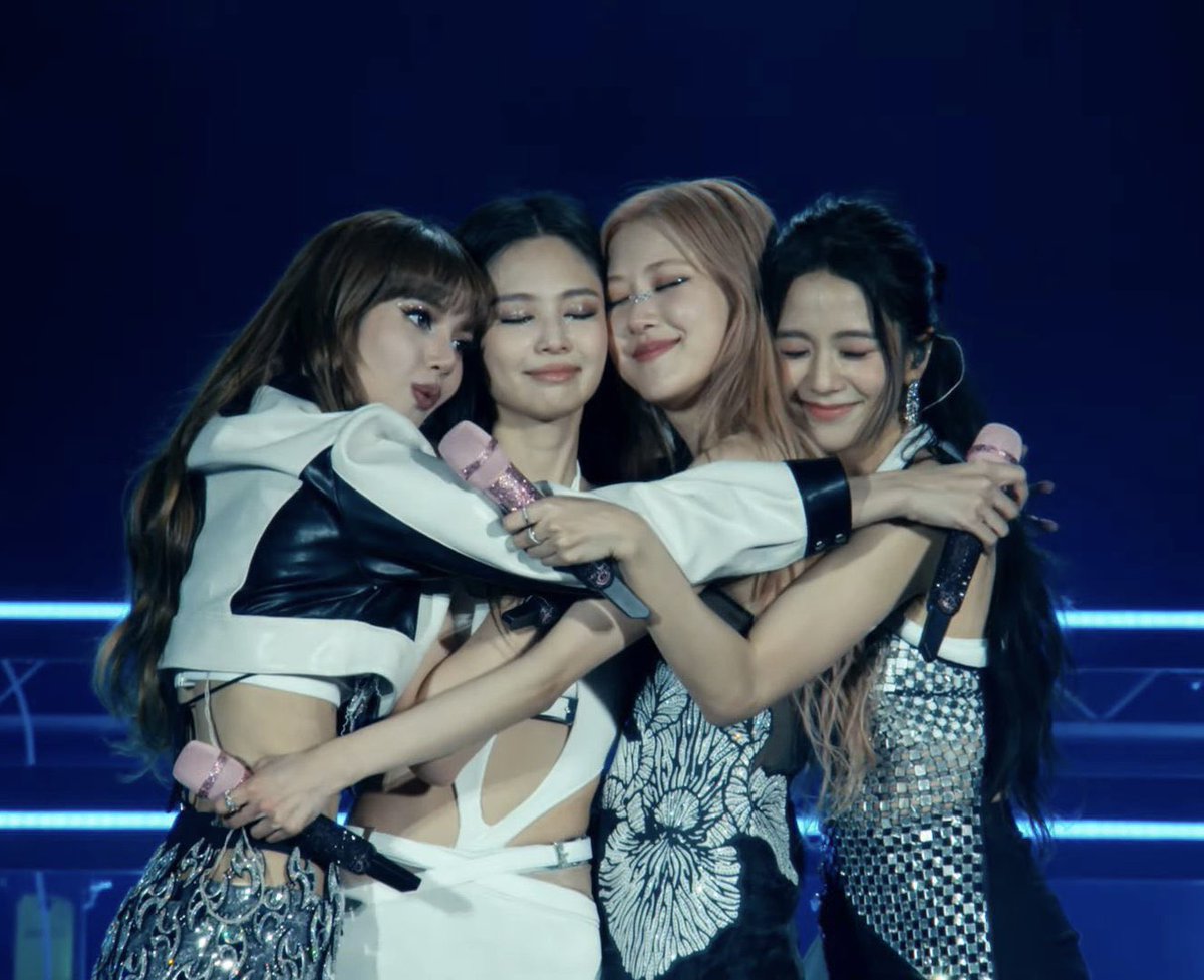 PopCrave's tweet photo. “What the fuck are we doing? We are headlining Coachella. Can you believe this? […] This is absolutely a dream come true for us… us girls who worked really hard all the way from Korea.”

— #BLACKPINK’s #ROSÉ during #Coachella https://t.co/saPXF0EVkZ