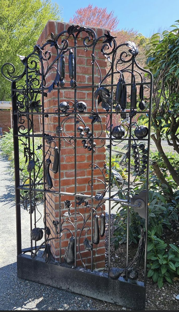 I would love this vegetable gate in my garden.