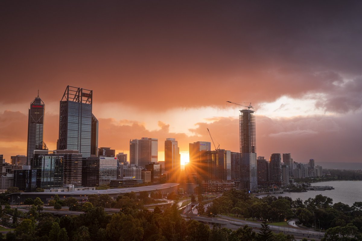 Perth city has been showing off lately! #Swanriver #perth #seeaustralia #wathedreamstate <a href="/WestAustralia/">Western Australia</a> <a href="/Australia/">Australia</a>