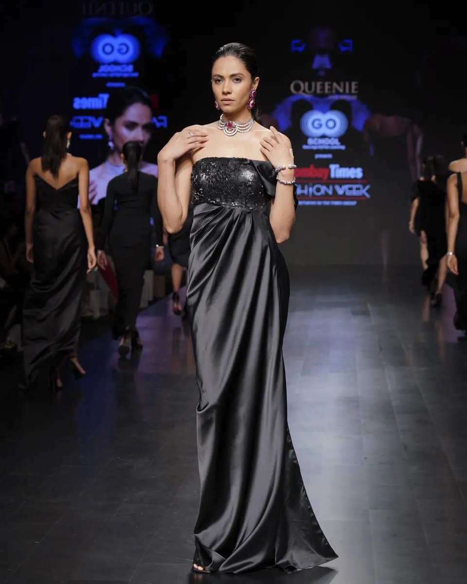 TimesFashionWk's tweet photo. Taking the glamour quotient several notches up this season, Palak Tiwari showstopped for Jewels by Queenie, our Jewellery Partner for #BombayTimesFashionWeek.
@goschoolhyflex
#GoSchoolHyFlex #BTFW #JewelleryPartner #JewelsByQueenie https://t.co/GLtNbi3wrs