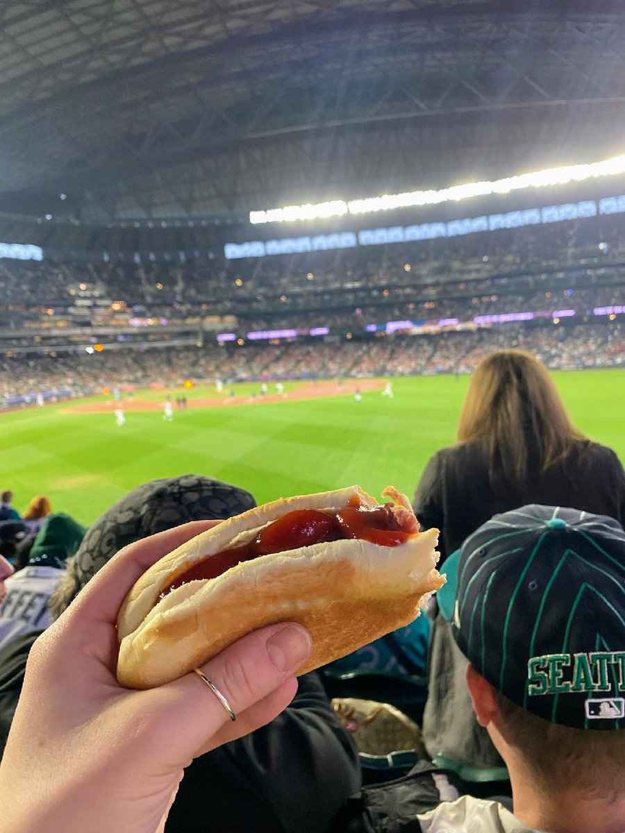 rebecca_lodell's tweet photo. My daughter's view tonight! #WhereWeRoot @KIRO7Seattle @themaryone1 @Mariners #SeaUsRise @ROOTSPORTS_NW @CoupevilleSport https://t.co/MQQnyztywE