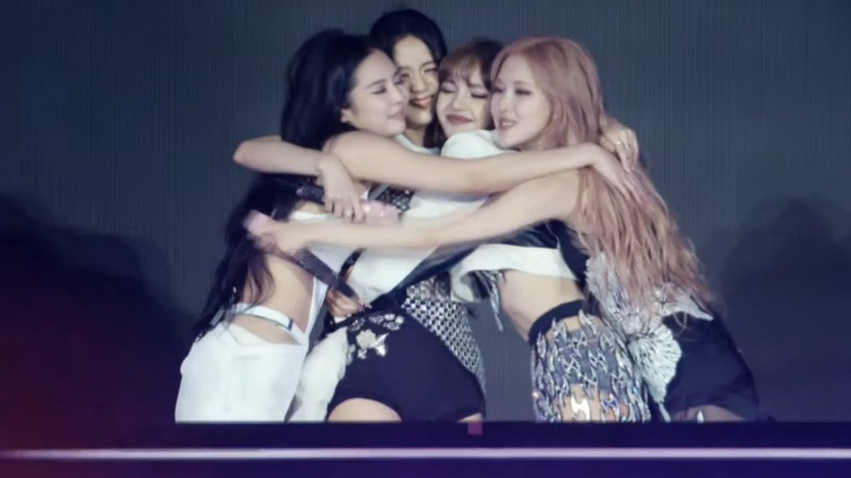 blckpinkpic's tweet photo. one last ot4 hug 😭🫶🏻 https://t.co/gQUIgGz3cB