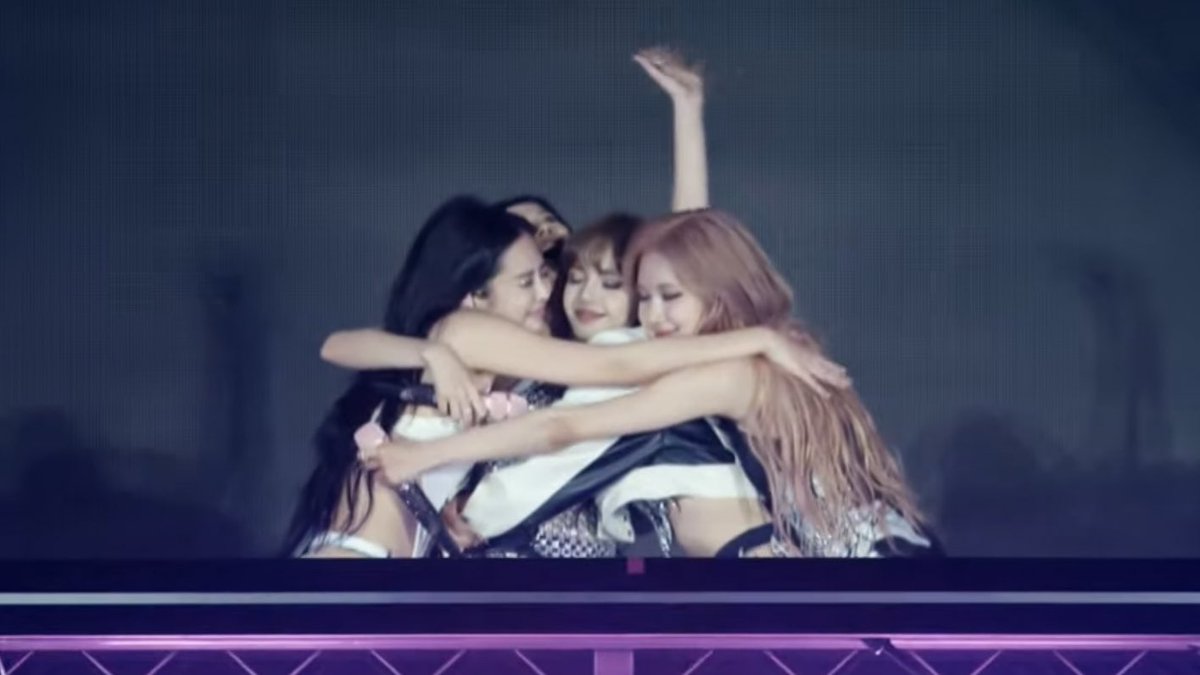 blckpinkpic's tweet photo. one last ot4 hug 😭🫶🏻 https://t.co/gQUIgGz3cB