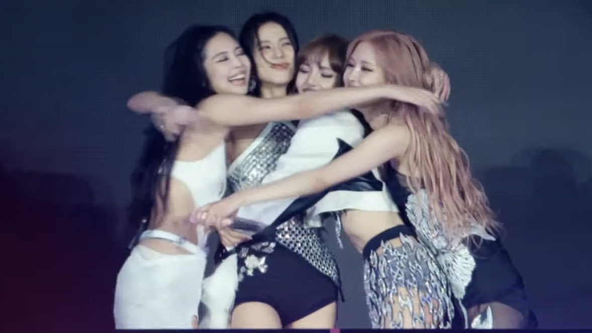blckpinkpic's tweet photo. one last ot4 hug 😭🫶🏻 https://t.co/gQUIgGz3cB