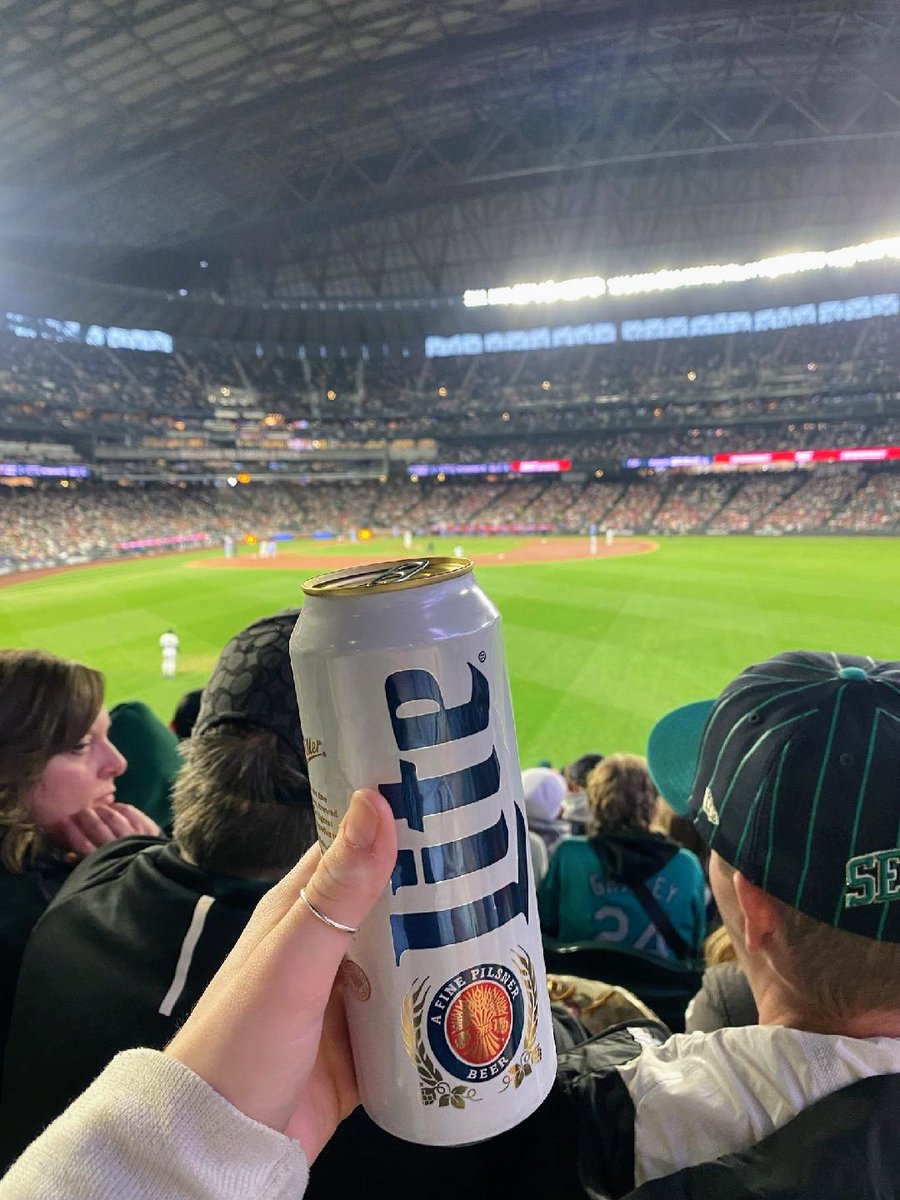 rebecca_lodell's tweet photo. My daughter's view tonight! #WhereWeRoot @KIRO7Seattle @themaryone1 @Mariners #SeaUsRise @ROOTSPORTS_NW @CoupevilleSport https://t.co/MQQnyztywE