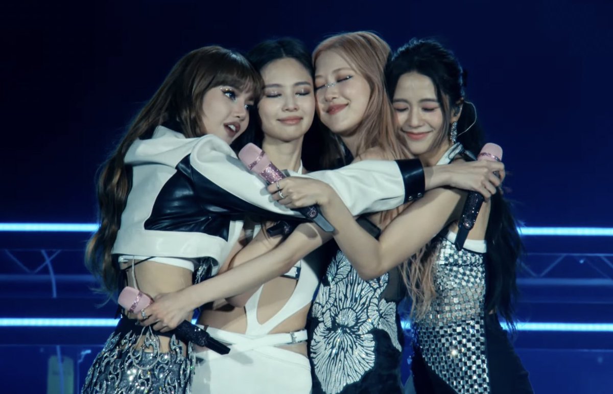 roses_are_reosi's tweet photo. tonight everyone was so cool, we really feel great from you guys, thank you #COACHELLA2023 and BLINKs, we love you so much 🖤💖

#BLACKPINKxCoachella #BLACKPINK https://t.co/yg8MRnirIr