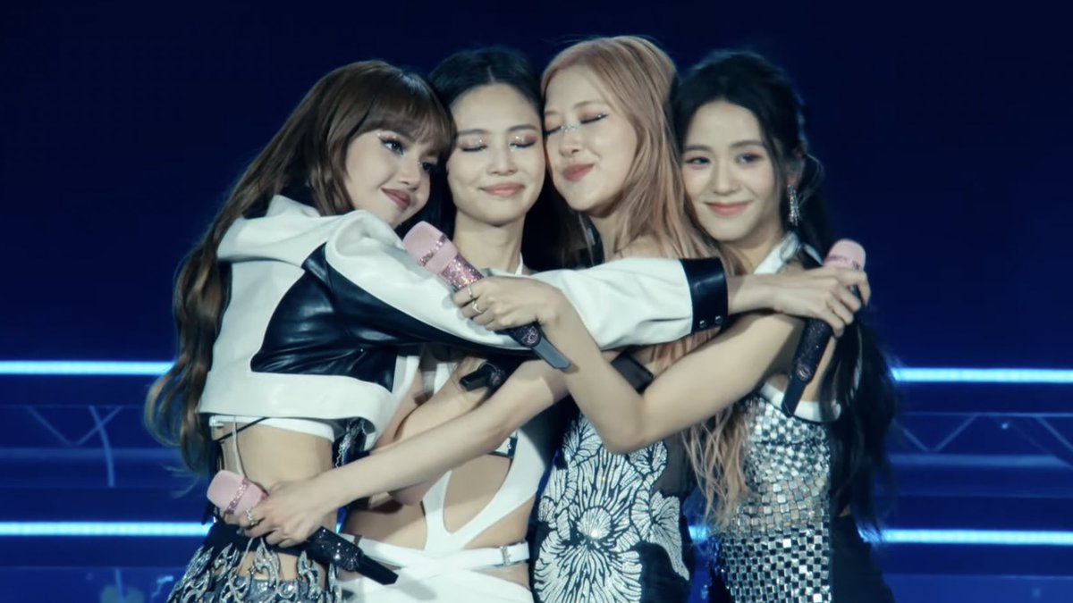 roses_are_reosi's tweet photo. tonight everyone was so cool, we really feel great from you guys, thank you #COACHELLA2023 and BLINKs, we love you so much 🖤💖

#BLACKPINKxCoachella #BLACKPINK https://t.co/yg8MRnirIr