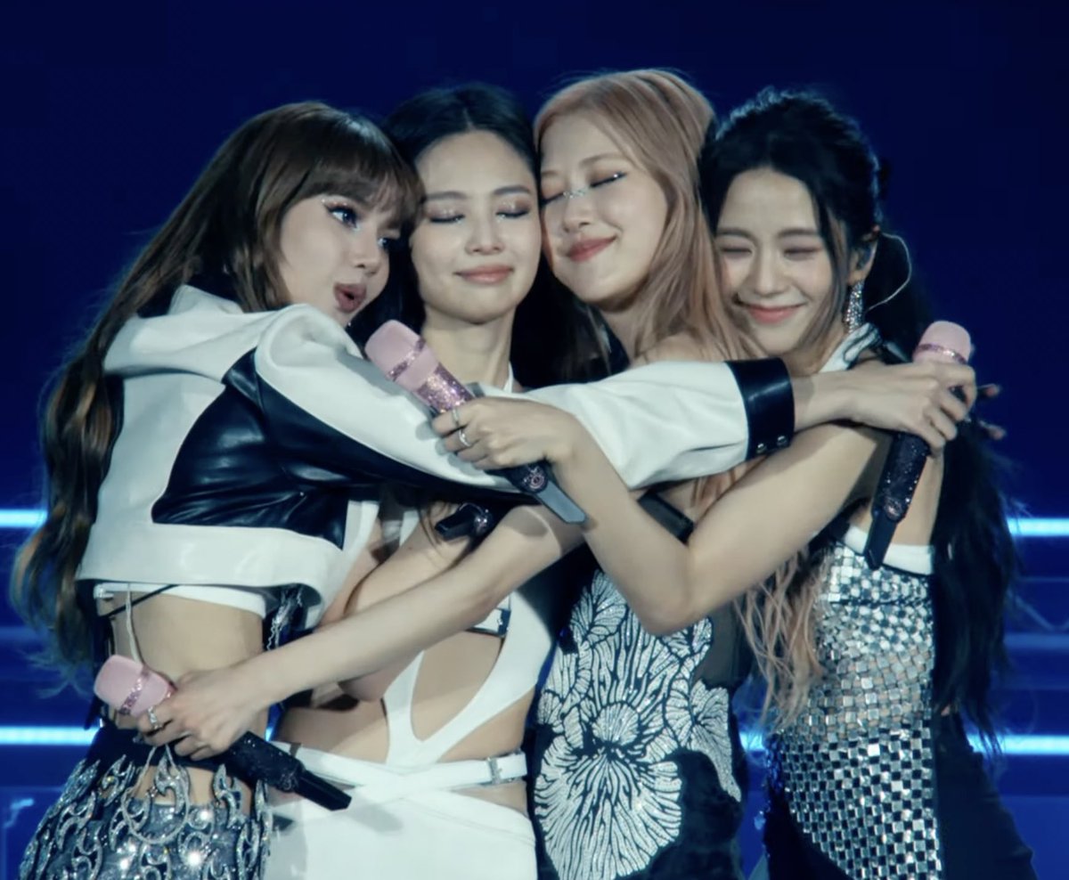 roses_are_reosi's tweet photo. tonight everyone was so cool, we really feel great from you guys, thank you #COACHELLA2023 and BLINKs, we love you so much 🖤💖

#BLACKPINKxCoachella #BLACKPINK https://t.co/yg8MRnirIr
