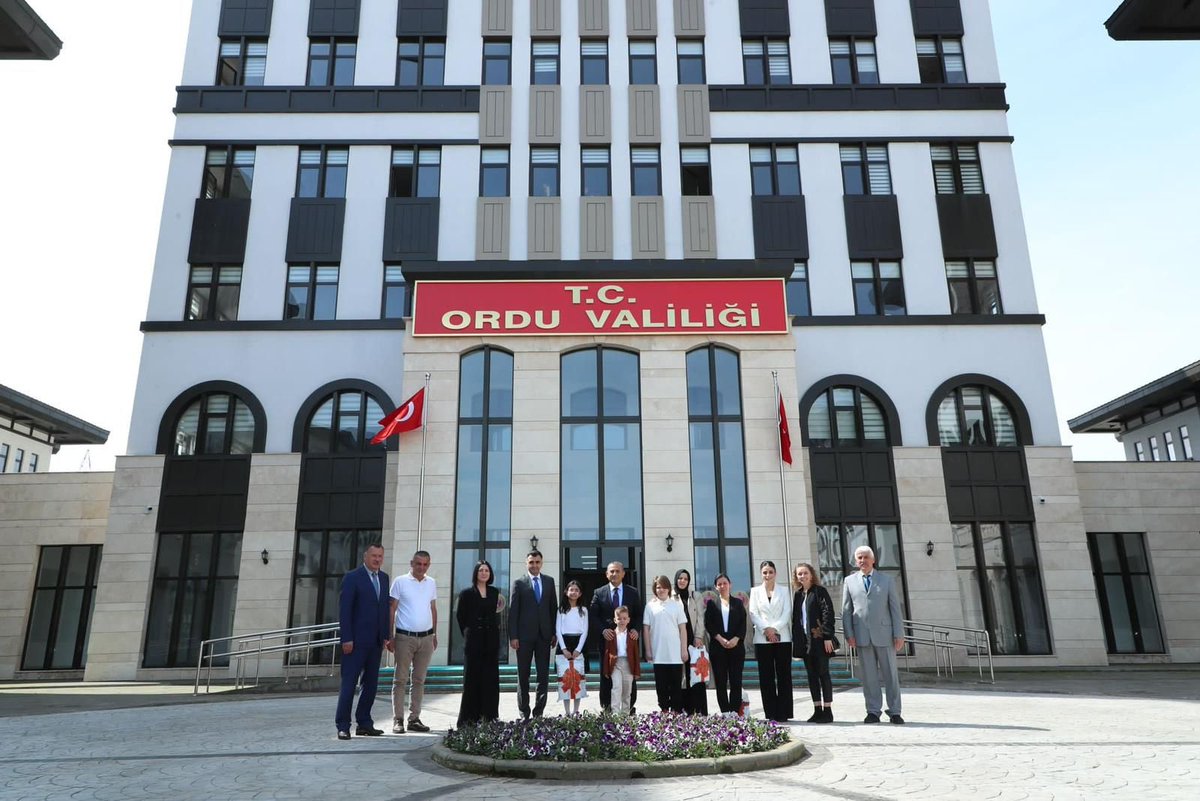 TCOrduValiligi's tweet photo. Valimiz @tuncaysonel, 23 Nisan Ulusal Egemenlik ve Çocuk Bayramı kutlama programı kapsamında makamını, Aziz Şehitlerimizin kıymetli emanetleri olan Şehit Çocuklarımız Yaren Erva Hatipoğlu, Çağan Kemal Demirer, Yiğit Efe Bayram’a devretti. 
Tüm çocuklarımızın bayramını kutladı. https://t.co/4BcX50Nz9M
