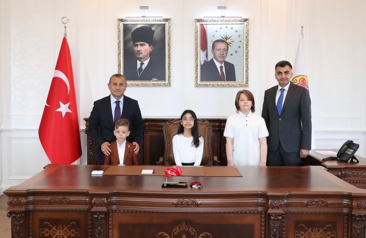 TCOrduValiligi's tweet photo. Valimiz @tuncaysonel, 23 Nisan Ulusal Egemenlik ve Çocuk Bayramı kutlama programı kapsamında makamını, Aziz Şehitlerimizin kıymetli emanetleri olan Şehit Çocuklarımız Yaren Erva Hatipoğlu, Çağan Kemal Demirer, Yiğit Efe Bayram’a devretti. 
Tüm çocuklarımızın bayramını kutladı. https://t.co/4BcX50Nz9M