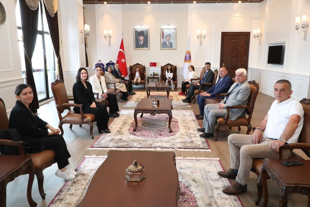 TCOrduValiligi's tweet photo. Valimiz @tuncaysonel, 23 Nisan Ulusal Egemenlik ve Çocuk Bayramı kutlama programı kapsamında makamını, Aziz Şehitlerimizin kıymetli emanetleri olan Şehit Çocuklarımız Yaren Erva Hatipoğlu, Çağan Kemal Demirer, Yiğit Efe Bayram’a devretti. 
Tüm çocuklarımızın bayramını kutladı. https://t.co/4BcX50Nz9M