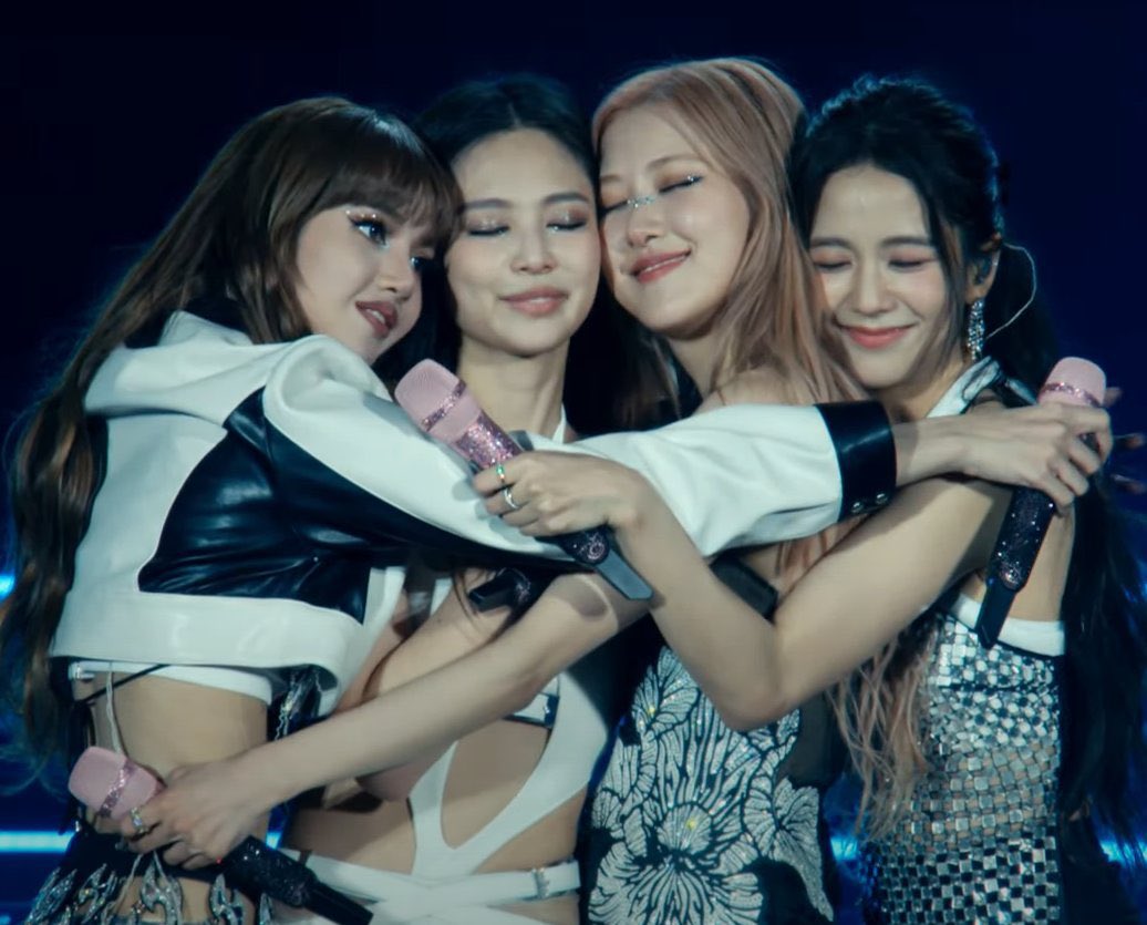 nicamndz's tweet photo. I’m FOURever proud of you girls ❤️💙🤍💛

#BLACKPINKxCoachella 
#PINKCHELLA https://t.co/XHHdd931dS
