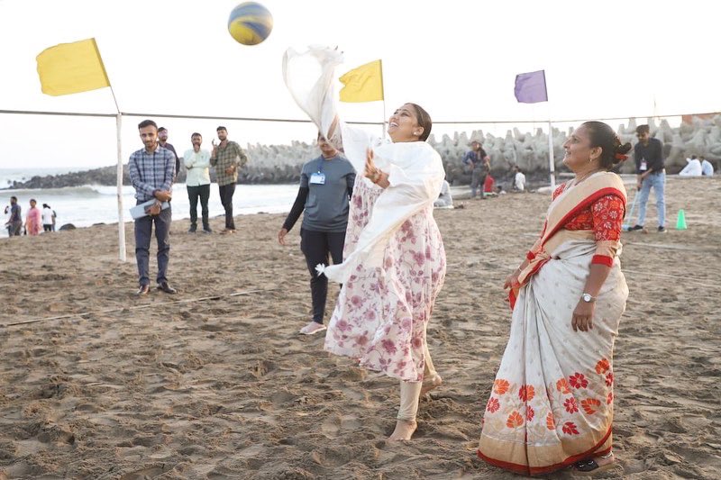 BhanubenMLA's tweet photo. સૌરાષ્ટ્ર - તમિલ સંગમ અનુસંધાને સોમનાથ ખાતે રાજ્ય સરકારના રમત ગમત વિભાગ દ્વારા બંને પ્રદેશોના ખેલાડીઓ વચ્ચે વિવિધ બીચ સ્પોર્ટ્સ ટુર્નામેન્ટ ચાલી રહેલ છે.

જેમાં ગઈ કાલે સાથી કેબિનેટ મંત્રીશ્રી @Mulubhai_Bera જીની સાથે ઉપસ્થિત રહી, સૌ ખેલાડીઓને પ્રોત્સાહિત કર્યા.

#STSangamam https://t.co/Z7jvmRTjZ8