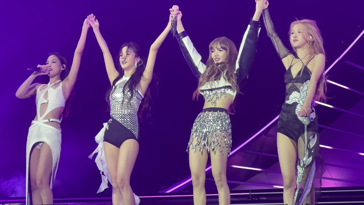 blackpinkbabo's tweet photo. PINKCHELLA IN YOUR AREA ♥️ https://t.co/3vkzU3slhf