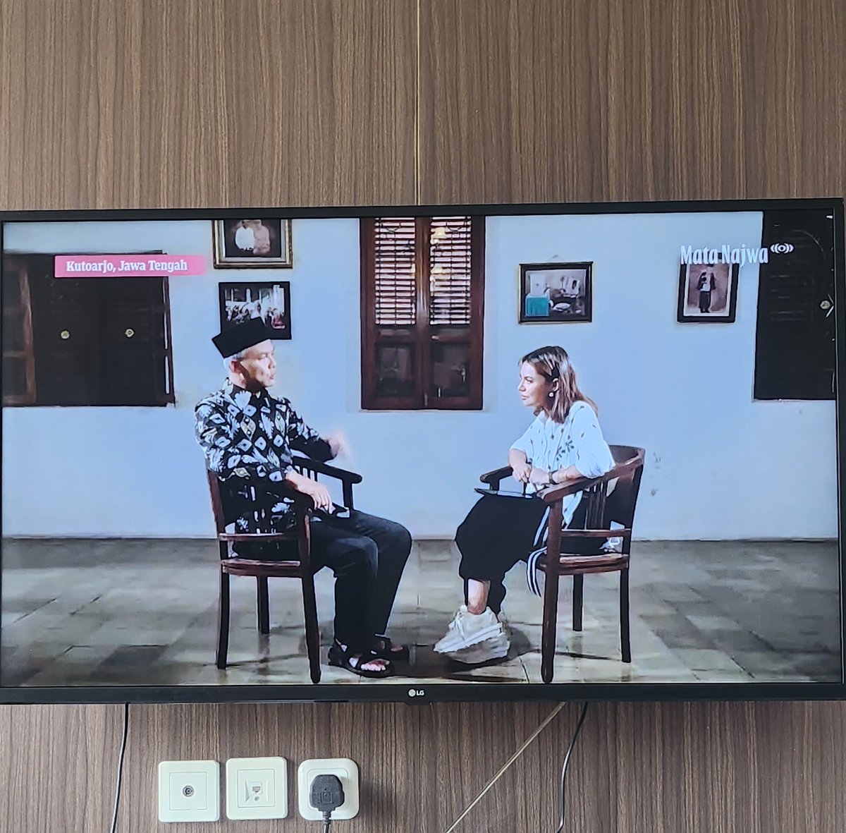 pangeransiahaan's tweet photo. "Ketika presiden berproses mendapat rekomendasi, Ia adalah petugas partai. Ketika sudah terpilih, Ia harus menjalankan konstitusi. Ngurusi rakyat. Ini harus dipahami dalam satu tarikan nafas" - @ganjarpranowo di @MataNajwa https://t.co/l5cWMeYnBr