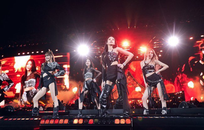 togejustvibin's tweet photo. Their outfits from week 1 to week 2 going from BLACK to PINK.  icons https://t.co/lopYghy1rr