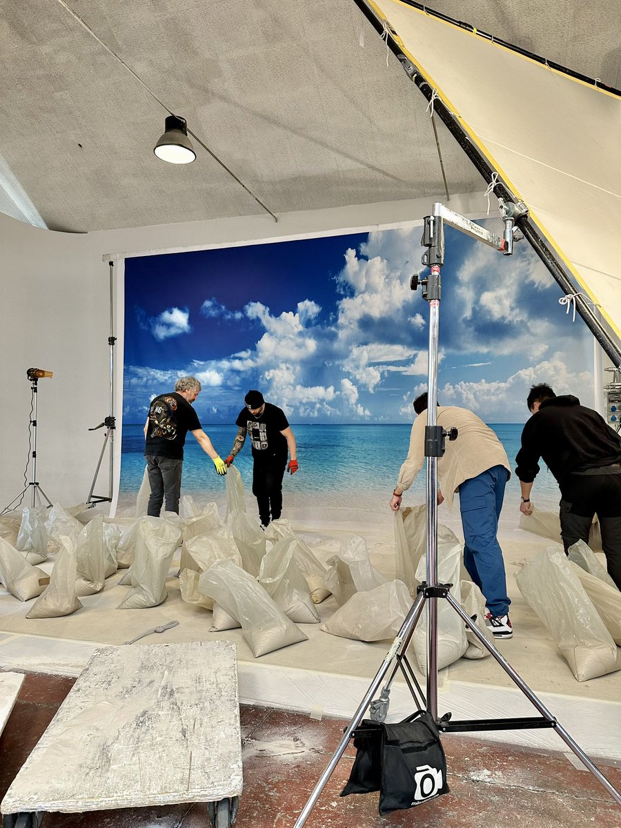 PatellidK4's tweet photo. Beach backstage #spazio36 https://t.co/KbiXscUMZw
