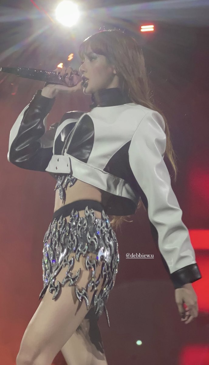 แล้วลูกสาวก็ไม่ยอมถอดเสื้อคลุมให้เราเห็นชุดข้างในเลย ถ้าหนูถอดนะอิแม่เตรียมโดเนทกันแล้ว 🥹

BOSSPINK LISA COACHELLA
#LisachellaReturns