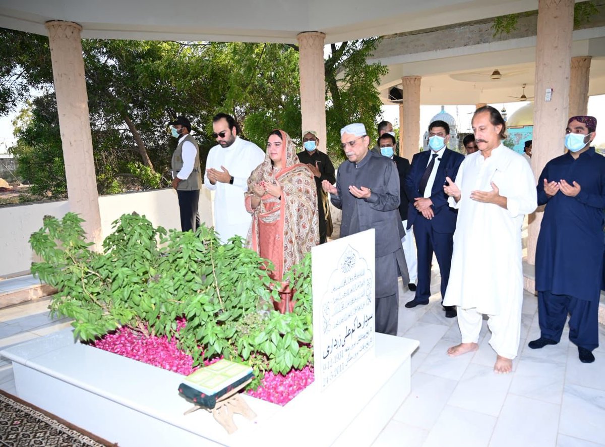 BENAZIR_NEWS's tweet photo. نواب شاہ: صدر آصف علی زرداری کی اپنے بزرگوں کی قبروں پر ایصال ثواب کے لئے فاتحہ خوانی
صدر آصف علی زرداری کے ہمراہ بی بی بختاور بھٹو زرداری . محمود چوہدری نوابزادہ میرنادرمگسی نے بھی بالو جا قبہ میں بزرگوں کی قبروں پر حاضری @AAliZardari @BakhtawarBZ     @M_NMagsi https://t.co/9XFEPF8cDu