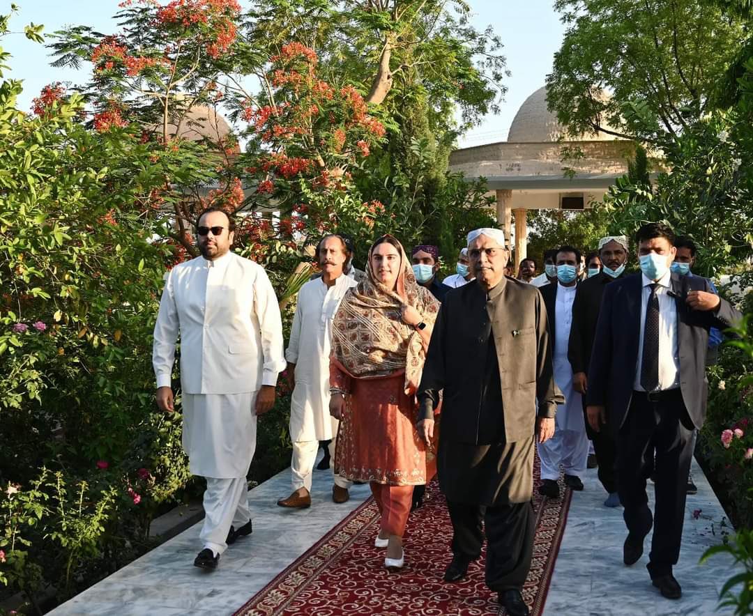 BENAZIR_NEWS's tweet photo. نواب شاہ: صدر آصف علی زرداری کی اپنے بزرگوں کی قبروں پر ایصال ثواب کے لئے فاتحہ خوانی
صدر آصف علی زرداری کے ہمراہ بی بی بختاور بھٹو زرداری . محمود چوہدری نوابزادہ میرنادرمگسی نے بھی بالو جا قبہ میں بزرگوں کی قبروں پر حاضری @AAliZardari @BakhtawarBZ     @M_NMagsi https://t.co/9XFEPF8cDu