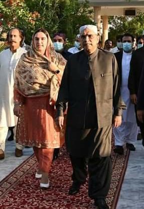 نواب شاہ: صدر آصف علی زرداری کی اپنے بزرگوں کی قبروں پر ایصال ثواب کے لئے فاتحہ خوانی
صدر آصف علی زرداری کے ہمراہ بی بی بختاور بھٹو زرداری . محمود چوہدری نوابزادہ میرنادرمگسی نے بھی بالو جا قبہ میں بزرگوں کی قبروں پر حاضری <a href="/AAliZardari/">AsifAliZardari</a> <a href="/BakhtawarBZ/">Bakhtawar B-Zardari</a>     <a href="/M_NMagsi/">Mir Nadir Khan Magsi</a>