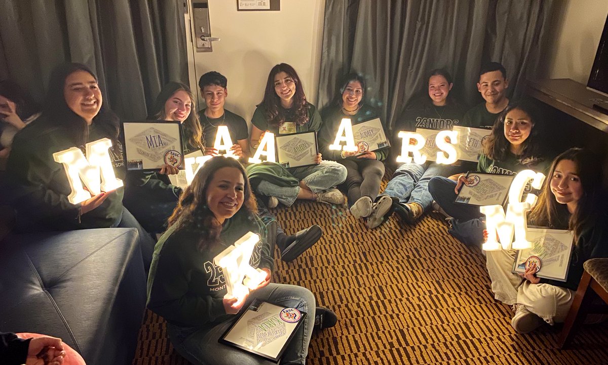 _MHSSTUCO's tweet photo. “May your light continue to shine brightly”✨ #23NIORS 💙💚@classof2023rams @AnaPlayer_MHS @MontwoodHS #ShowUpShowOut https://t.co/2LKcpkVOVu