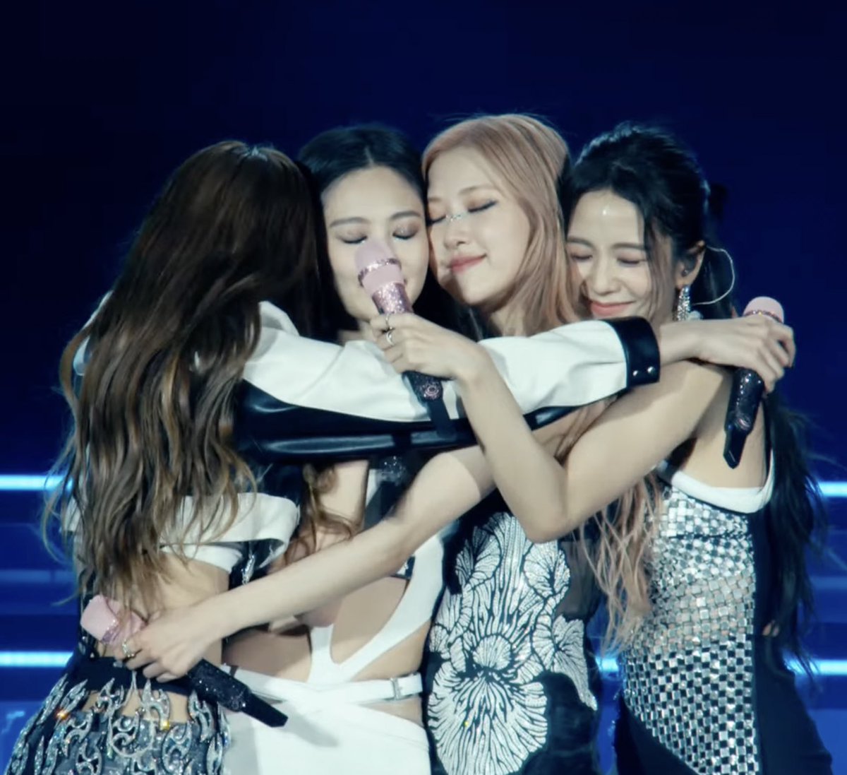 ikalawaa's tweet photo. Y'ALL DON'T UNDERSTAND WHAT I AM FEELING RIGHT NOW😭 I LOVE THEM SO SO SO MUCH🥺♥️ https://t.co/YZ9s7yRXKg