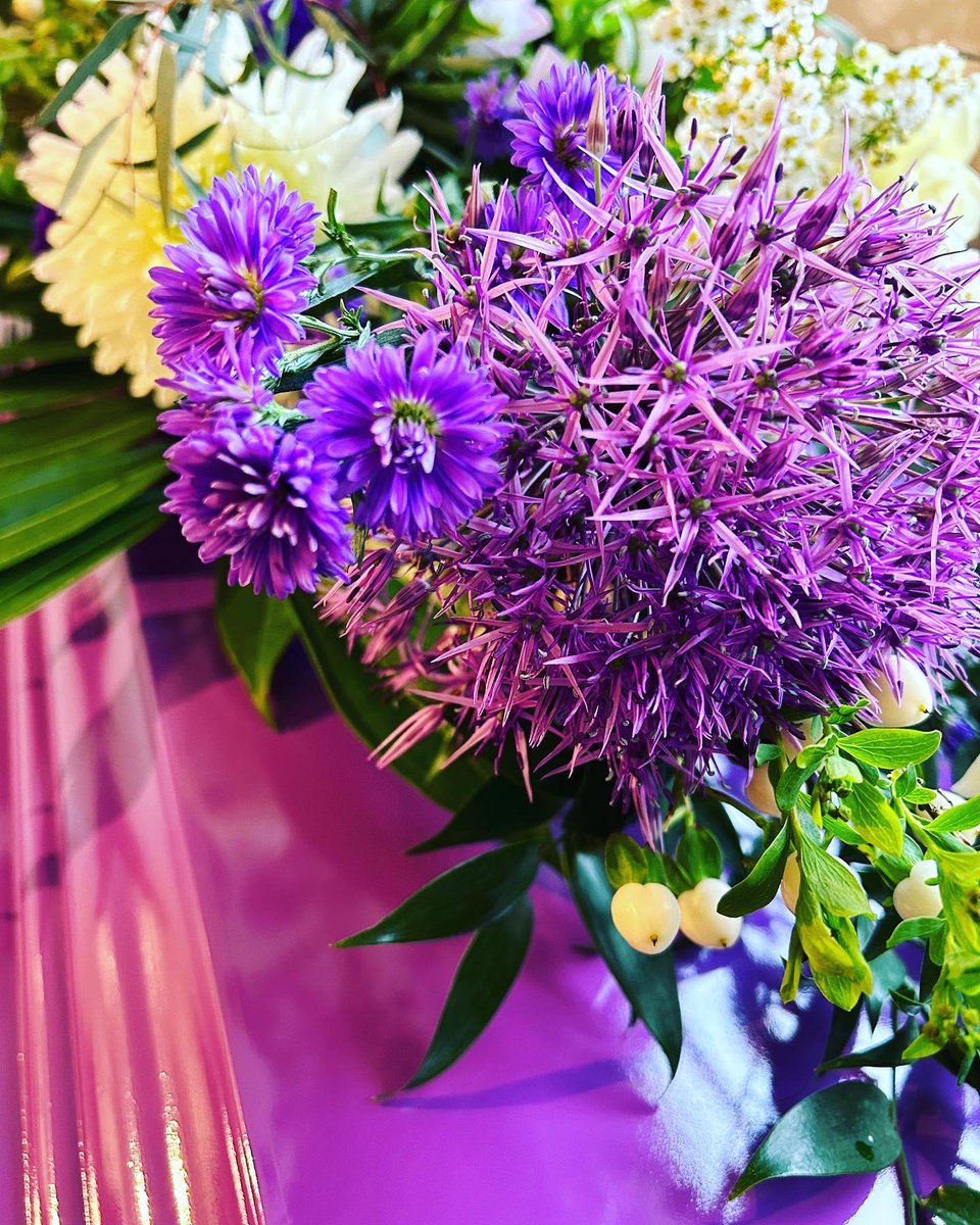 SteveSoultLtd's tweet image. Beautiful and personal 💜
#colour #purple #lovedone #funeral #funeralflowers #flowers #paint #paintedcoffins