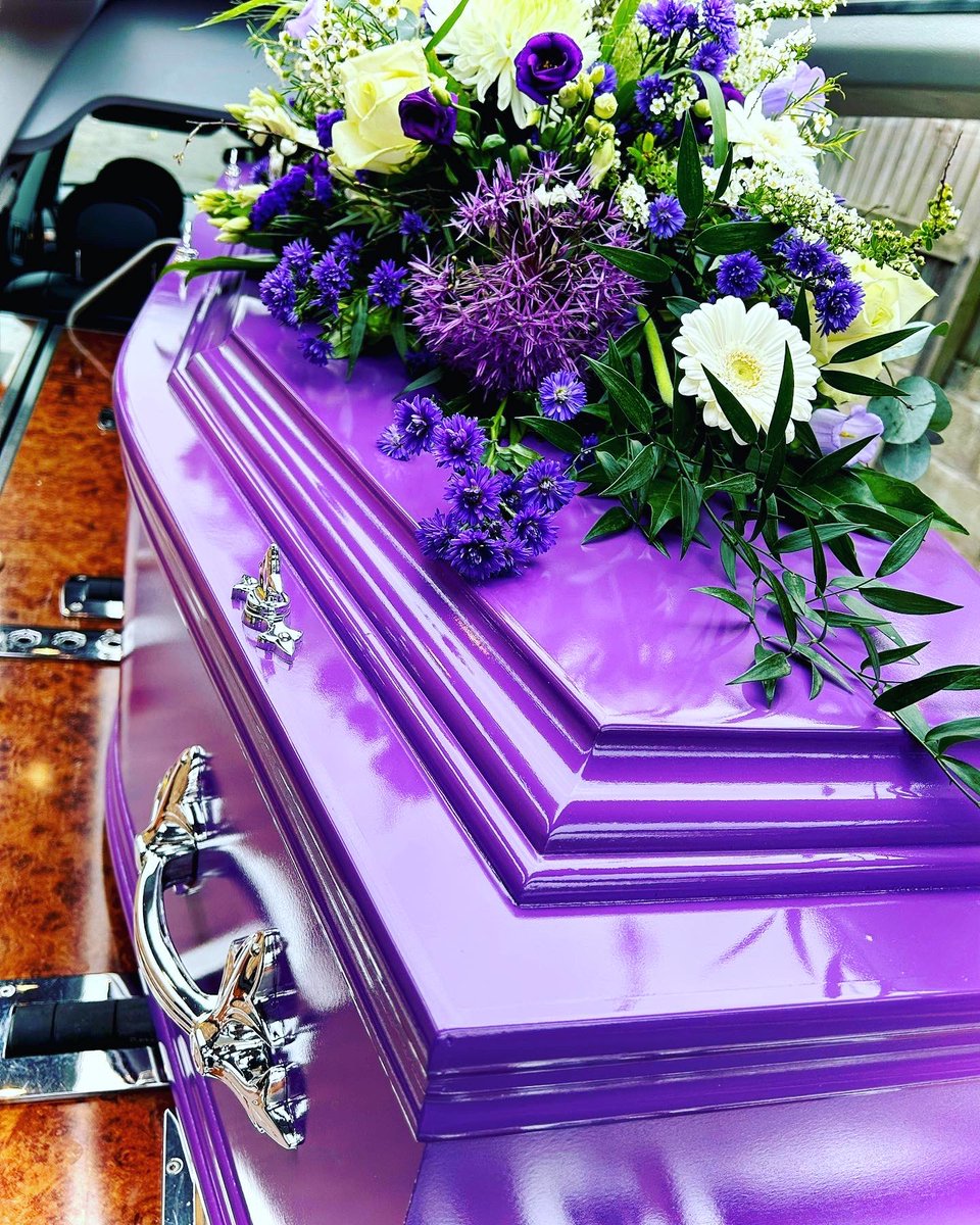 SteveSoultLtd's tweet image. Beautiful and personal 💜
#colour #purple #lovedone #funeral #funeralflowers #flowers #paint #paintedcoffins