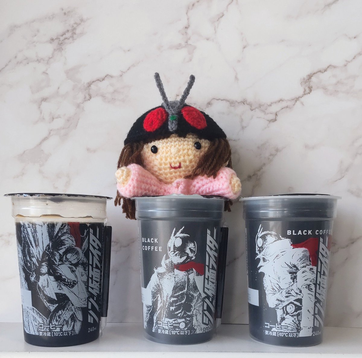macaron_hndm's tweet photo. ファミマのブラックコーヒー 全3種
自転車はSeriaで見つけました
#シン・仮面ライダー  #ちびまかろん  #あみぐるみ https://t.co/cOg2ulYReV